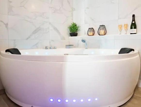 Majord'Home Spa 4*-L'Elegance-Balneo Vieille Ville Annecy Exterior photo